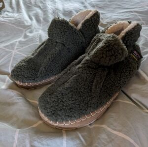 LL Bean women's slippers - kelp green, size 7, never worn